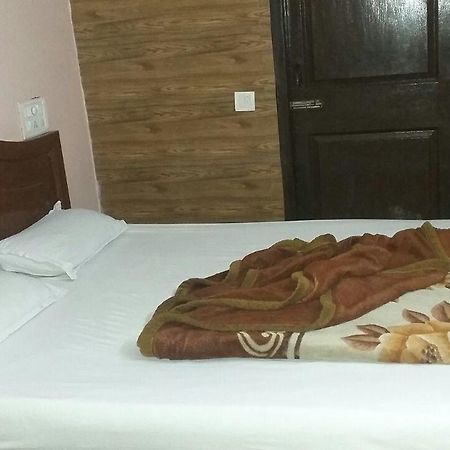 Hotel Parth Palace Új-Delhi Kültér fotó